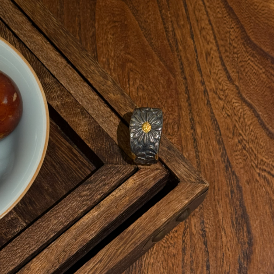 Gilded Daisy Ring